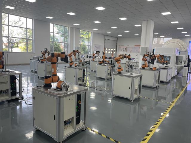 高質(zhì)量發(fā)展調(diào)研山東行|老縣衙里藏著高科技機(jī)器人工廠,它的產(chǎn)品中國女